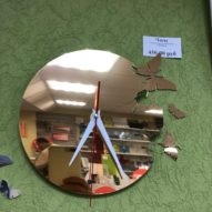 Часы из зеркального пластика бабочка